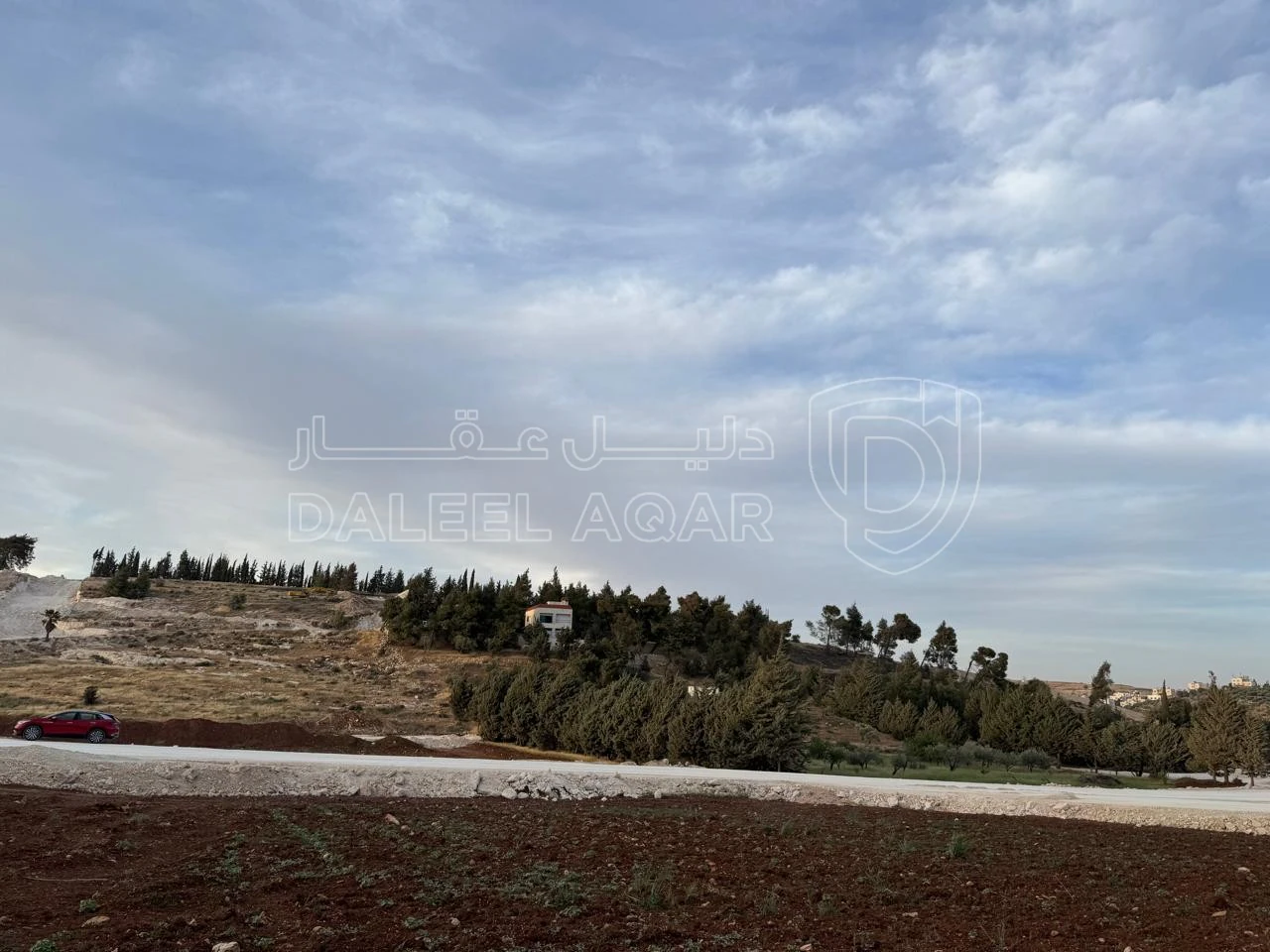 أرض في بلعاس - يبعد 6 دقائق عن طريق المطار - 169,000 دأ - صورة 1